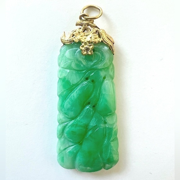 Antique carved jade pendant with real gold clasp. - Picture 1 of 4